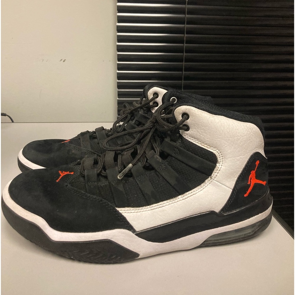 Jordan Size 7. I don’t buy or sale fake items. I assure you these are real.